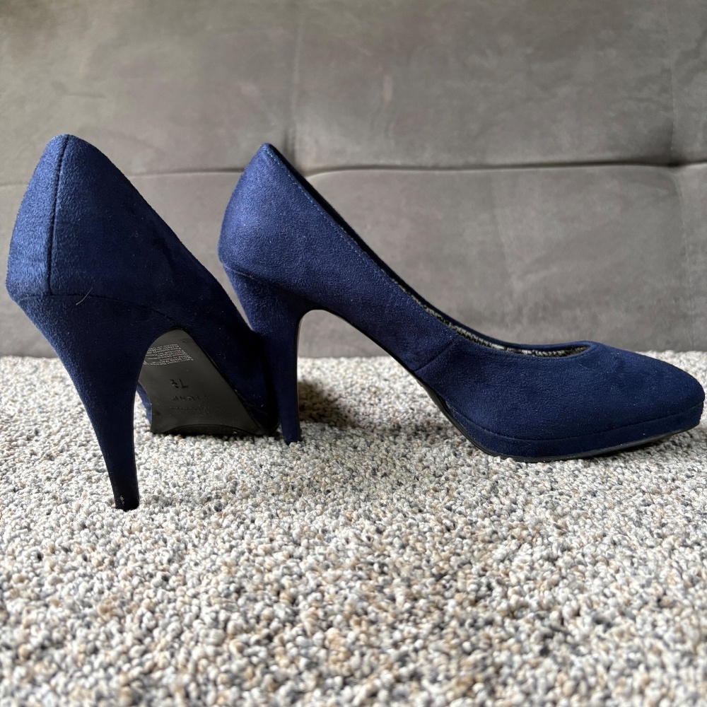 Fioni Navy Blue Suede Pumps Women's Size 7.5 High Heel Shoes